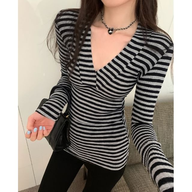 Asiris-Long-Sleeve V-Neck Striped Top