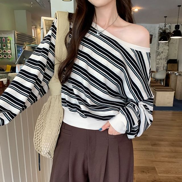 Asiris-Off-Shoulder Striped Crop Sweatshirt