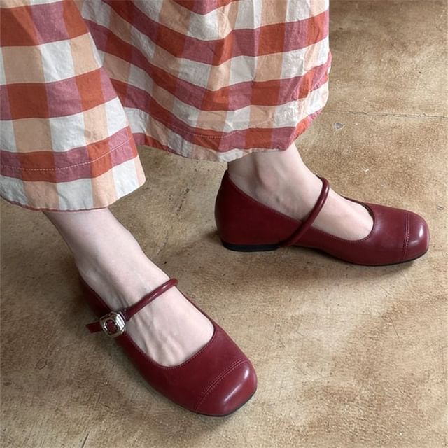 Asterisk-Hidden Wedge Shiny Flats