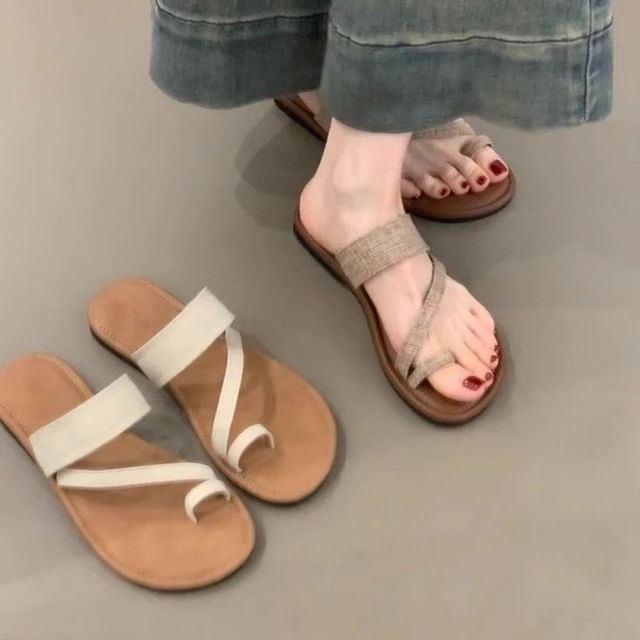 Asterisk-Plain Loop Top Sandals