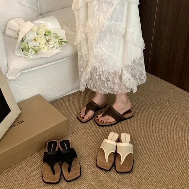 Asterisk-Plain Thong Sandals