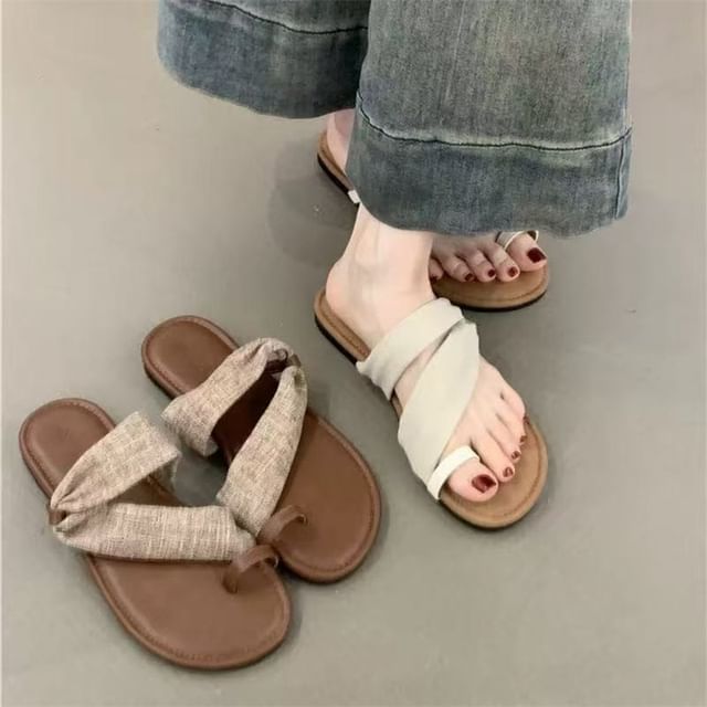 Asterisk-Toe Loop Flat Sandals