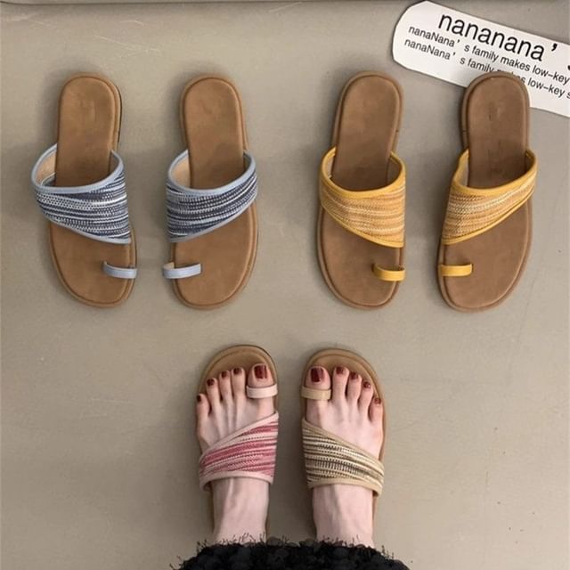 Asterisk-Toe Loop Flat Sandals