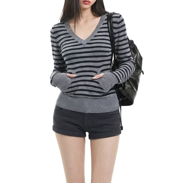 AXEN-V-Neck Striped Sweater