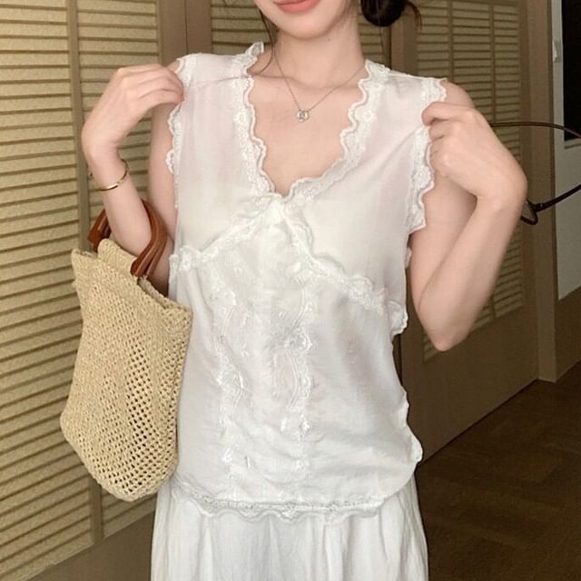 Beem-Sleeveless V-Neck Plain Lace Trim Blouse