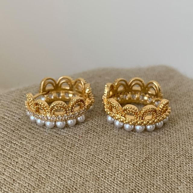 Betsuno-Beaded Crown Hoop Earring