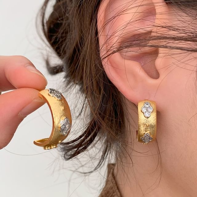 Betsuno-Brushed Half Hoop Earring