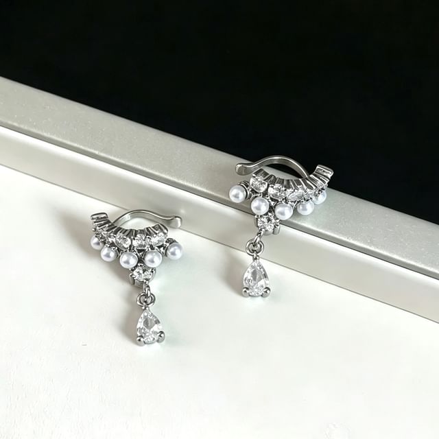 Betsuno-Faux Pearl Rhinestone Drop Ear Cuff
