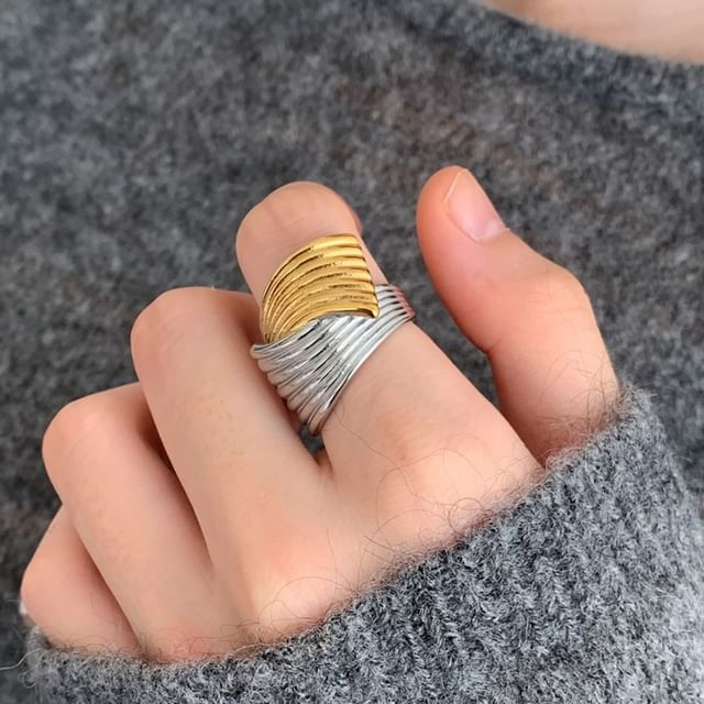 Betsuno-Irregular Twisted Ring