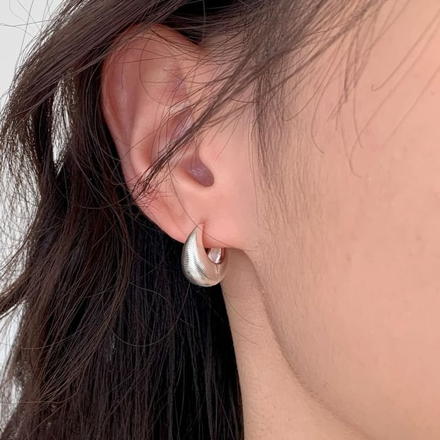 Betsuno-Metallic Huggie Earring