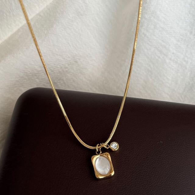 Betsuno-Square Pendant Necklace