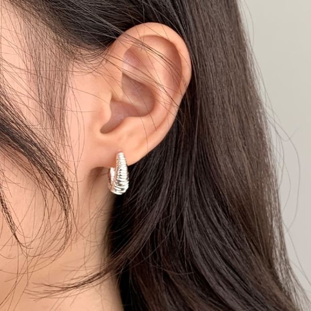 Betsuno-Textured Alloy Huggie Earring