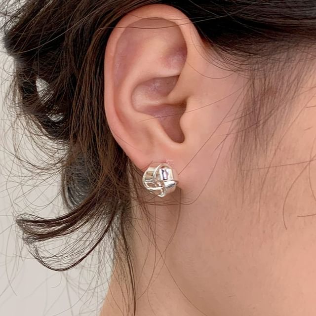 Betsuno-Twisted Knot Stud Earring