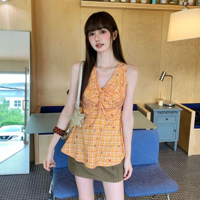 Closette-Sleeveless V-Neck Plaid Flowy Top
