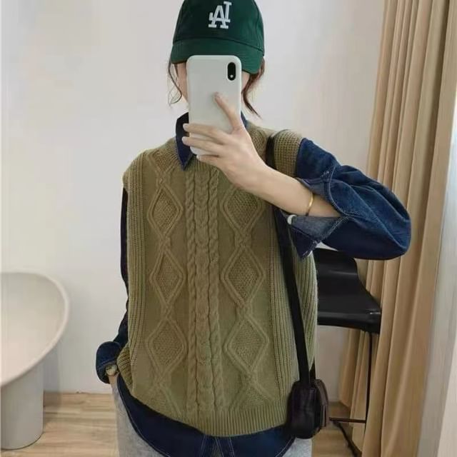 Cloud Nine-Crewneck Cable Knit Plain Sweater Vest