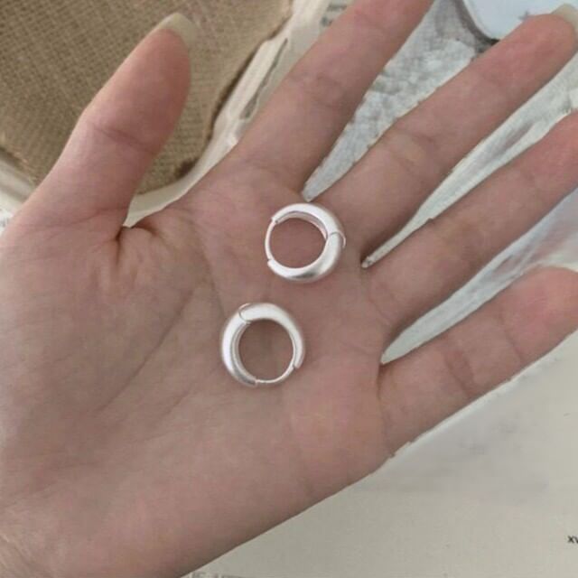 Dashiro-Matte Huggie Earring