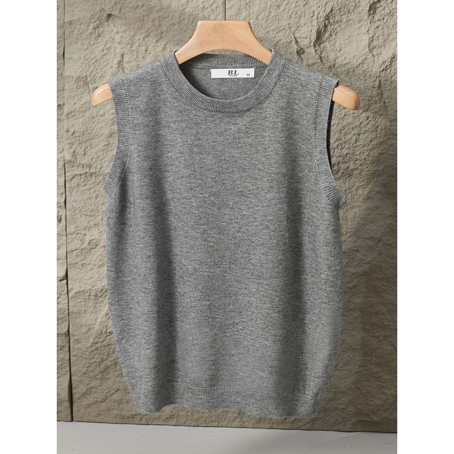 DuckleBeam-Round Neck Plain Sweater Vest