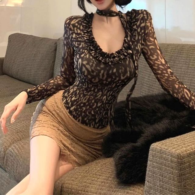 Essere-Long-Sleeve V-Neck Leopard Print Top