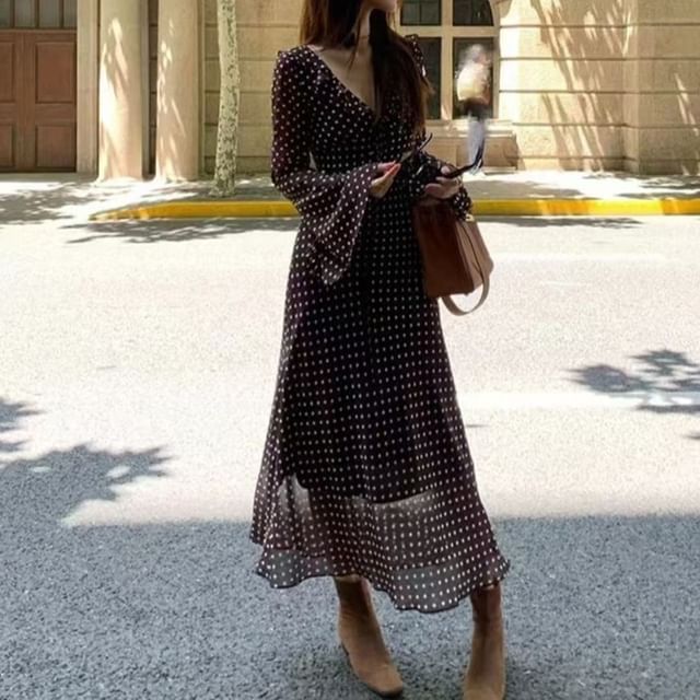 Everose-Flared-Sleeve V-Neck Dotted Midi Smock Dress