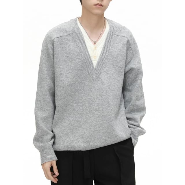 FAERIS-Mock Two-Piece Long-Sleeve V-Neck Two-Tone Sweater
