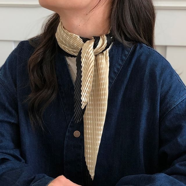 Frior-Dotted Contrast Trim Pleated Scarf