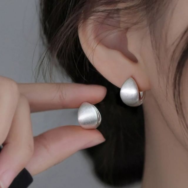 Gaya-Matte Brushed Huggie Earring