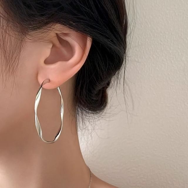 Gaya-Twisted Hoop Leverback Earring