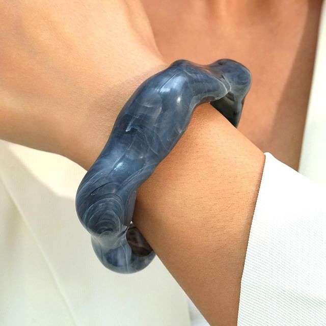 Gemsha-Plain Wavy Bangle