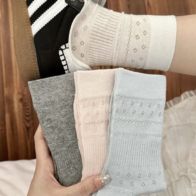 Gentiana-Plain Pointelle Knit Socks