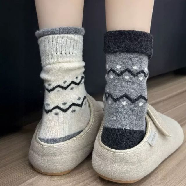 Gentiana-Zig Zag Dotted Short Socks