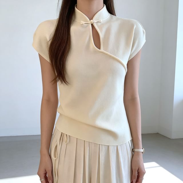 Gilmort-Short-Sleeve Keyhole Neck Plain Top