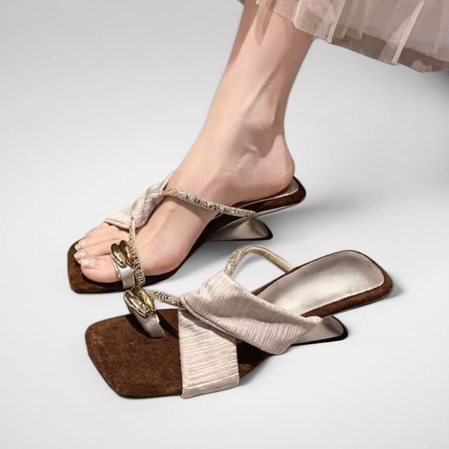 Gordong-Buckled Toe Loop Wedge Slide Sandals