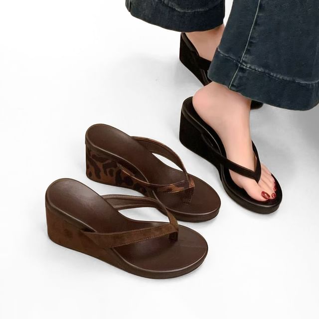Gordong-Plain Wedge Flip-Flops
