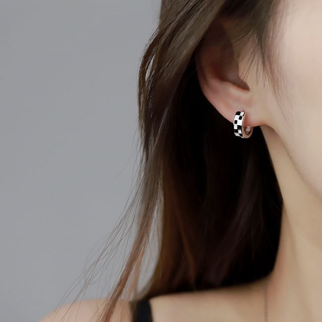 Hansha-Checker Enamel Leverback Earring