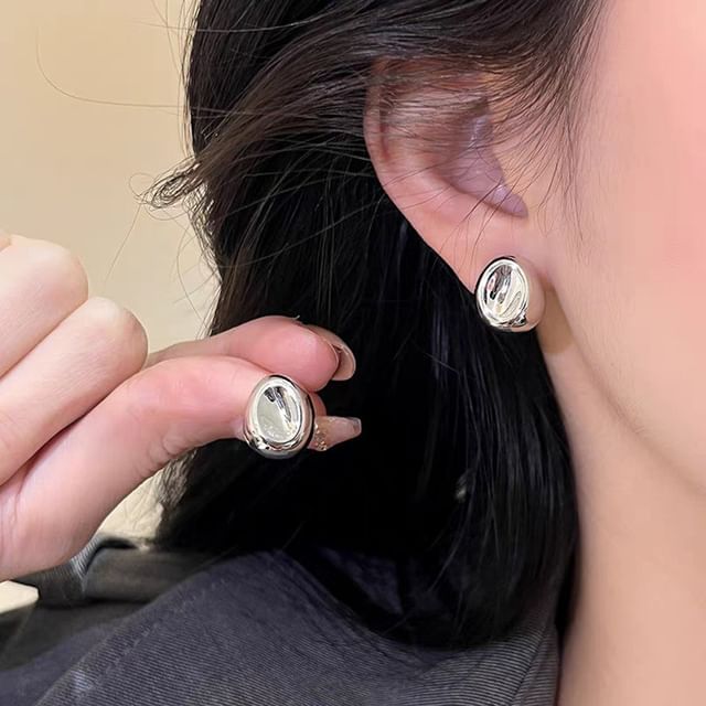 Hansha-Glossy Stud Earring