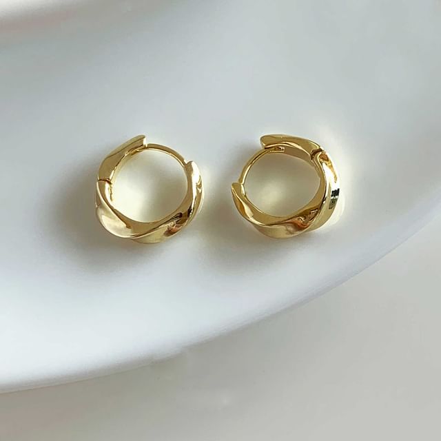 Hansha-Twisted Leverback Hoop Earring