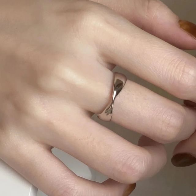 Hansha-Twisted Open Ring