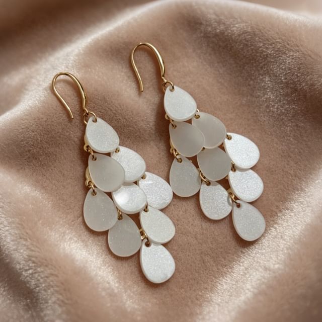 Hyeeun-Teardrop Shell Chandelier Earring