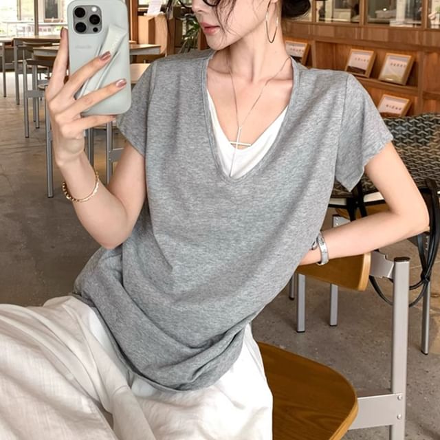 Iduna-Mock Two-Piece Short-Sleeve V-Neck Two Tone Tee