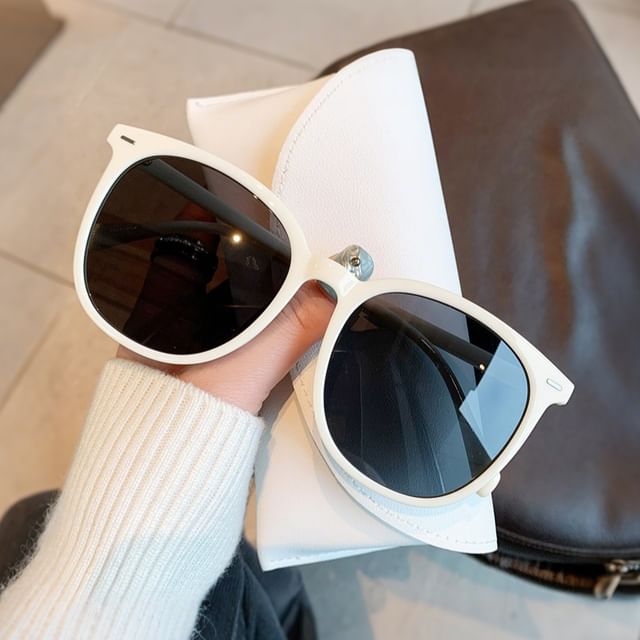 iLANURA-Round Plastic Sunglasses