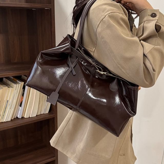 Indenis-Patent Shoulder Bag