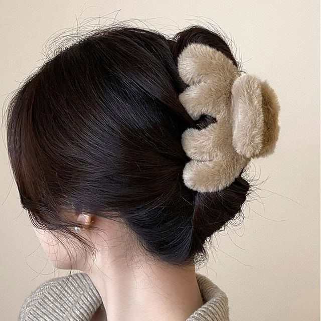 Jael-Fluffy Hair Claw