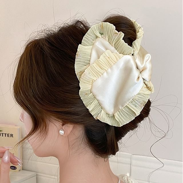Jael-Ruffle Panel Hair Claw