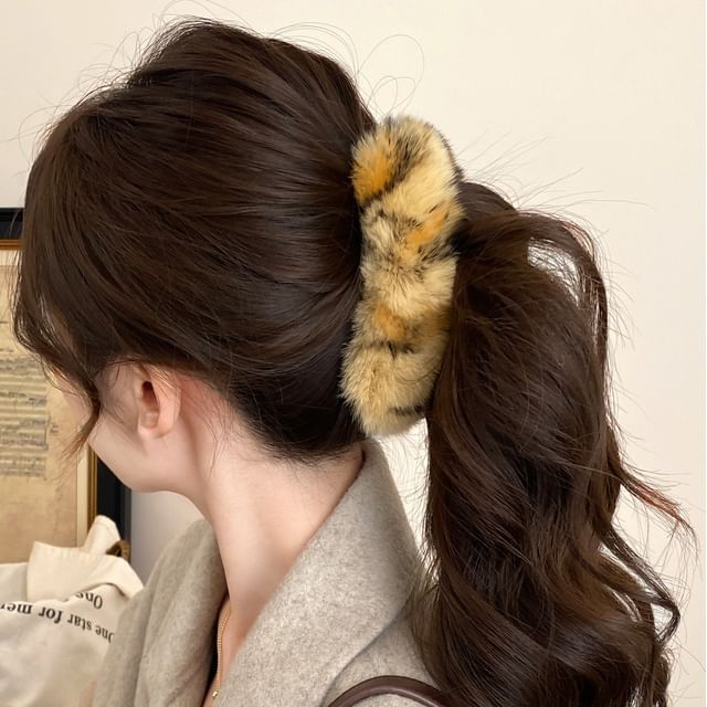 Jael-Tiger Print Fluffy Banana Clip