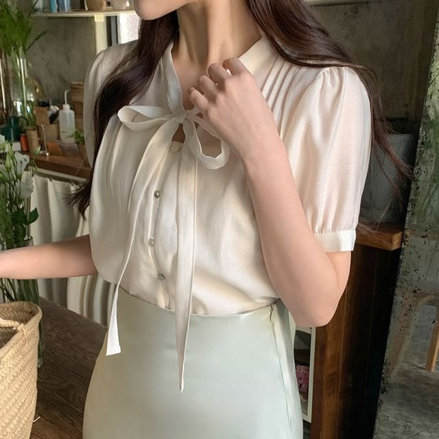 Jesong-Puff-Sleeve Tie-Neck Plain Blouse