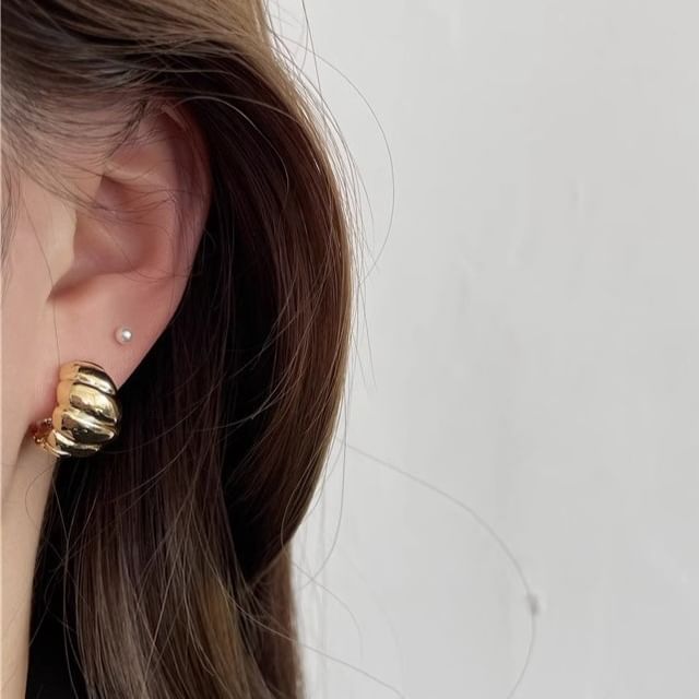 Kamuel-Twisted Huggie Earring