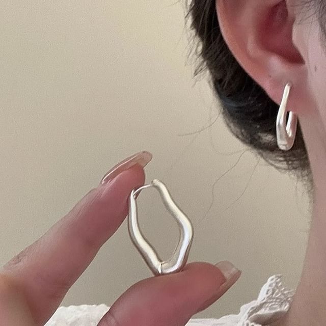 Kamuel-Wavy Huggie Earring