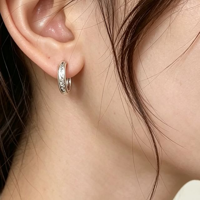 Kayochs-Textured Huggie Earring