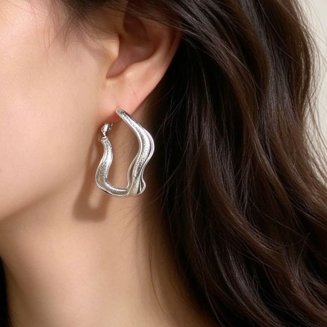 Kayochs-Wavy Hoop Leverback Earring