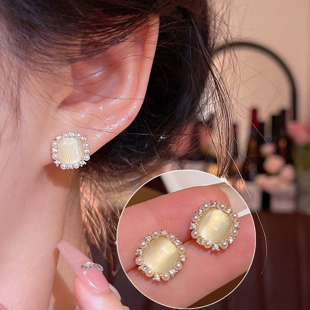 Kiren-Faux Pearl Gemstone Ear Stud